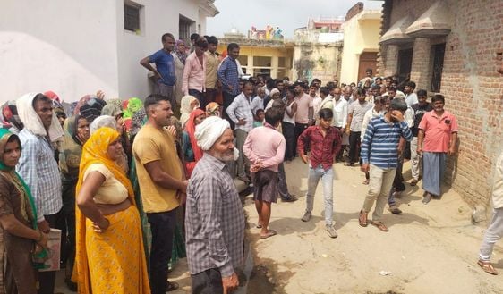 युवक की मौत की सुचना पर पहुंची पुलिस जांच करती हुई। संवाद