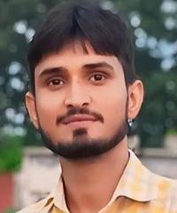 युवक की मौत की सुचना पर पहुंची पुलिस जांच करती हुई। संवाद