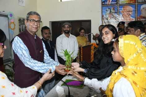 117....राजकीय स्मार्ट प्राथमिक पाठशाला में छात्रा से बात करते राज्यपाल असीम कुमार घोष। सूचना वि 117....राजकीय स्मार्ट प्राथमिक पाठशाला में छात्रा से बात करते राज्यपाल असीम कुमार घोष। सूचना वि
