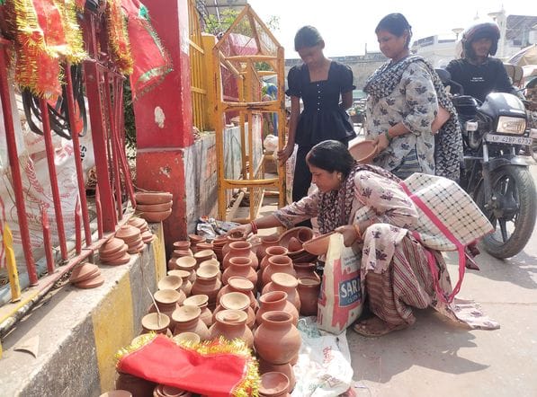 31-बाजार से पूजन सामग्री की खरीदारी करतीं महिलाएं।-संवाद 31-बाजार से पूजन सामग्री की खरीदारी करतीं महिलाएं।-संवाद
