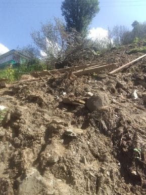 आनी के कूट गांव को लगातार हो रहे भूस्खलन से बना खतरा। संवाद आनी के कूट गांव को लगातार हो रहे भूस्खलन से बना खतरा। संवाद
