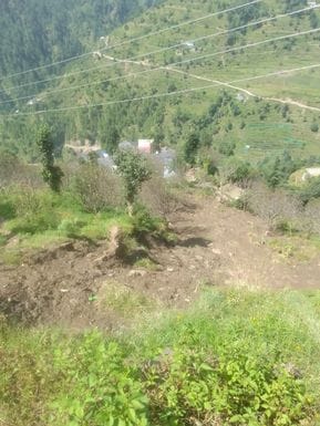 आनी के कूट गांव को लगातार हो रहे भूस्खलन से बना खतरा। संवाद आनी के कूट गांव को लगातार हो रहे भूस्खलन से बना खतरा। संवाद