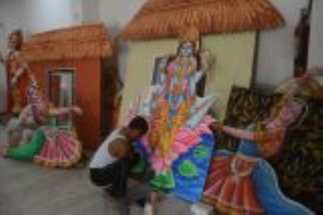 ऐशबाग सि्थत रामलीला मैदान में रामोत्सव की तैयारियां लगभग पूरी हो चुकी हैं। इस बार मंच धनुषाकार ऐशबाग सि्थत रामलीला मैदान में रामोत्सव की तैयारियां लगभग पूरी हो चुकी हैं। इस बार मंच धनुषाकार