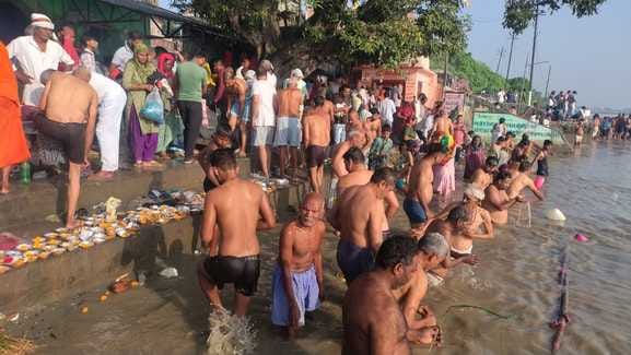 अनूपशहर में गंगा किनारे पितरों का तर्पण करते लोग। संवाद अनूपशहर में गंगा किनारे पितरों का तर्पण करते लोग। संवाद