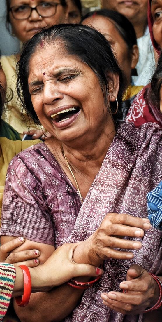 अतुल का शव देख रोते-बिलखते परिजन व घर के बाहर जुटी भीड़। घटनास्थल। 