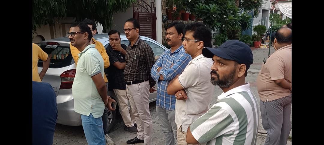 अतुल का शव देख रोते-बिलखते परिजन व घर के बाहर जुटी भीड़। घटनास्थल। 