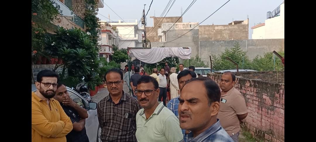 अतुल का शव देख रोते-बिलखते परिजन व घर के बाहर जुटी भीड़। घटनास्थल। 