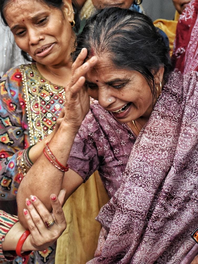 अतुल का शव देख रोते-बिलखते परिजन व घर के बाहर जुटी भीड़। घटनास्थल। 