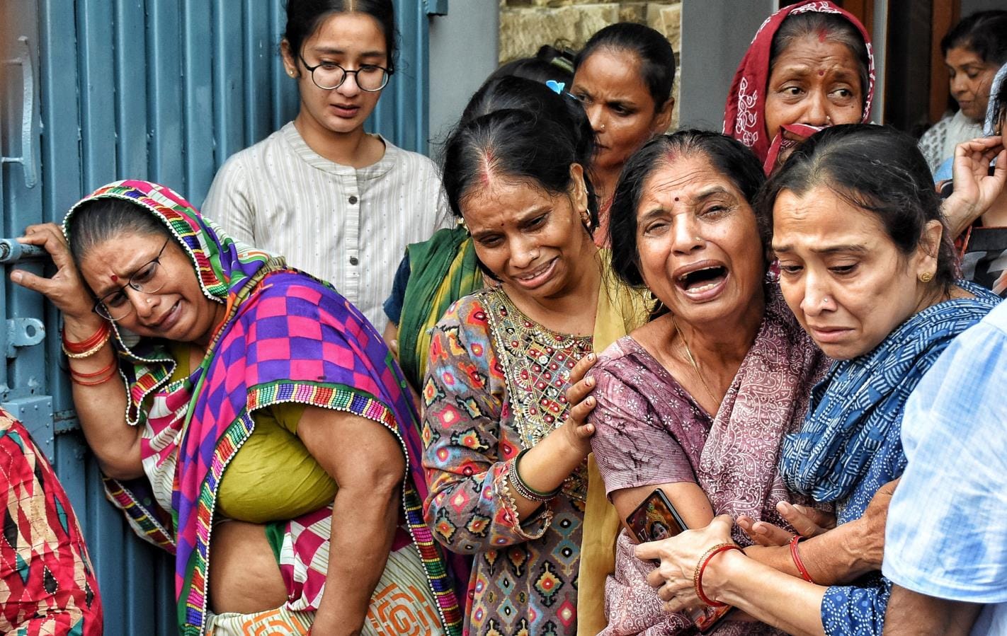 अतुल का शव देख रोते-बिलखते परिजन व घर के बाहर जुटी भीड़। घटनास्थल। 