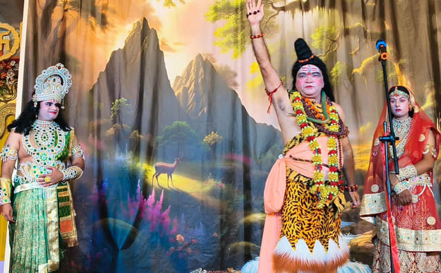 चरथावल में रामलीला का शुभारंभ करते अतिथि: आयोजक चरथावल में रामलीला का शुभारंभ करते अतिथि: आयोजक