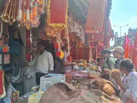 छावनी के राम बाजार में नवरात्रि पर पूजा का सामान खरीदते लोग। संवाद छावनी के राम बाजार में नवरात्रि पर पूजा का सामान खरीदते लोग। संवाद