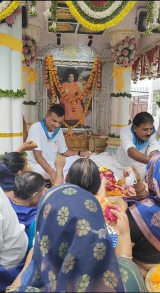 फूलों की वर्षा कर किया साईं रथ यात्रा का स्वागत