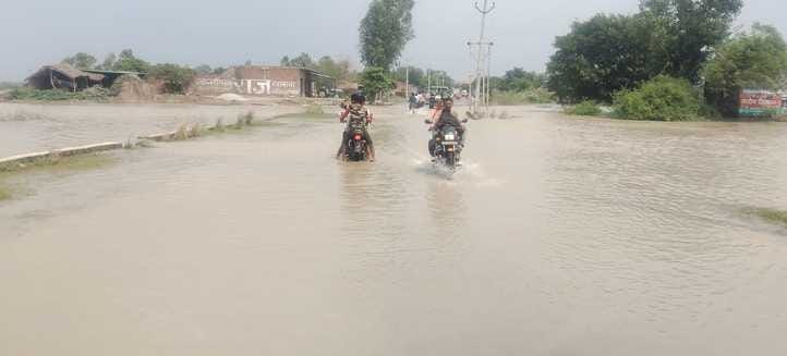 फोटो-10, गांव में बाढ़ का पानी भरने से सड़क किनारे खाना पका रहा पीड़ित परिवार। संवाद फोटो-10, गांव में बाढ़ का पानी भरने से सड़क किनारे खाना पका रहा पीड़ित परिवार। संवाद