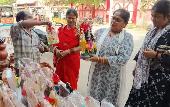 फोटो-12-संतोषी मातामंदिर में नवरात्र के सजावट करते पुजारी अंकित। संवाद फोटो-12-संतोषी मातामंदिर में नवरात्र के सजावट करते पुजारी अंकित। संवाद