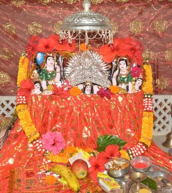 फोटो-12-संतोषी मातामंदिर में नवरात्र के सजावट करते पुजारी अंकित। संवाद फोटो-12-संतोषी मातामंदिर में नवरात्र के सजावट करते पुजारी अंकित। संवाद