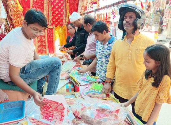 फोटो-12-संतोषी मातामंदिर में नवरात्र के सजावट करते पुजारी अंकित। संवाद फोटो-12-संतोषी मातामंदिर में नवरात्र के सजावट करते पुजारी अंकित। संवाद