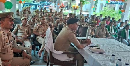 फोटो 20 एमएएचपी 12 परिचय-कलक्ट्रेट में मिशन शक्ति का मुख्यमंत्री का सजीव प्रसारण सुनते डीएम, ए