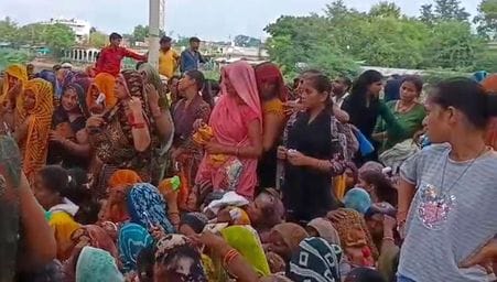 फोटो 20 एमएएचपी 19 परिचय-पीसीएफ केंद्र चरखारी में खाद के लिए कतारों में लगे महिला व पुरुष किसान