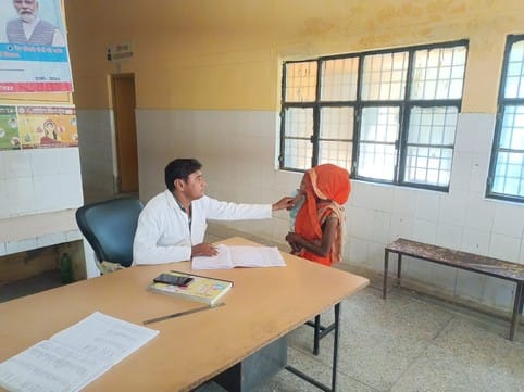 फोटो-20एयूआरपी15- असजना पीएचसी में मरीजों की जांच करता लैब टेक्नीशियन। संवाद फोटो-20एयूआरपी15- असजना पीएचसी में मरीजों की जांच करता लैब टेक्नीशियन। संवाद