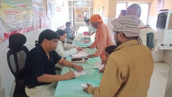 फोटो-20एयूआरपी15- असजना पीएचसी में मरीजों की जांच करता लैब टेक्नीशियन। संवाद फोटो-20एयूआरपी15- असजना पीएचसी में मरीजों की जांच करता लैब टेक्नीशियन। संवाद