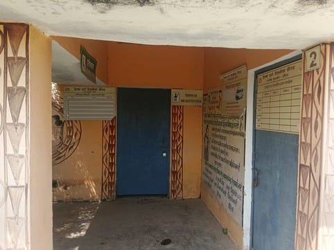 फोटो-20एयूआरपी15- असजना पीएचसी में मरीजों की जांच करता लैब टेक्नीशियन। संवाद फोटो-20एयूआरपी15- असजना पीएचसी में मरीजों की जांच करता लैब टेक्नीशियन। संवाद