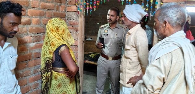 फोटो 21 एमएएचपी 14 परिचय-चोरी की घटना के बाद खेत पर इस तरह फेका गया टूटा बक्सा व सामान। संवाद फोटो 21 एमएएचपी 14 परिचय-चोरी की घटना के बाद खेत पर इस तरह फेका गया टूटा बक्सा व सामान। संवाद