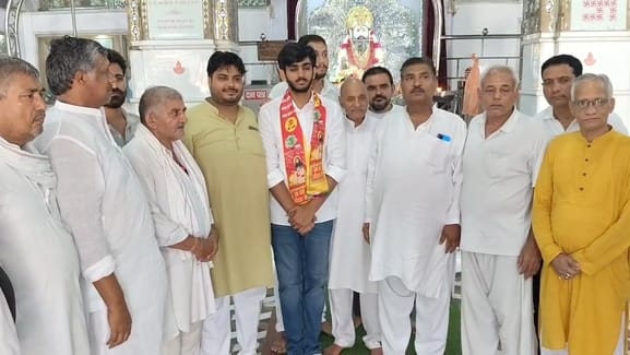 -फोटो 53 : दिल्ली यूनिवर्सिटी छात्र संघ चुनाव में जीत के बाद झाड़ौदा कलां गांव स्थित बाबा हरिदास