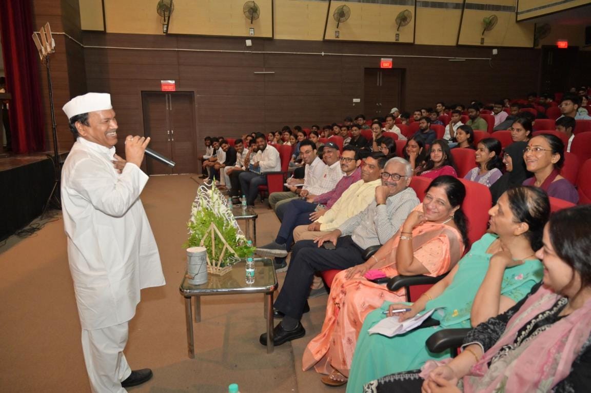 इंडक्शन कार्यक्रम में डिब्बेवाला एसोसिएशन के सीईओ डॉ. पवन अग्रवाल। स्रोत ः आईईटी इंडक्शन कार्यक्रम में डिब्बेवाला एसोसिएशन के सीईओ डॉ. पवन अग्रवाल। स्रोत ः आईईटी