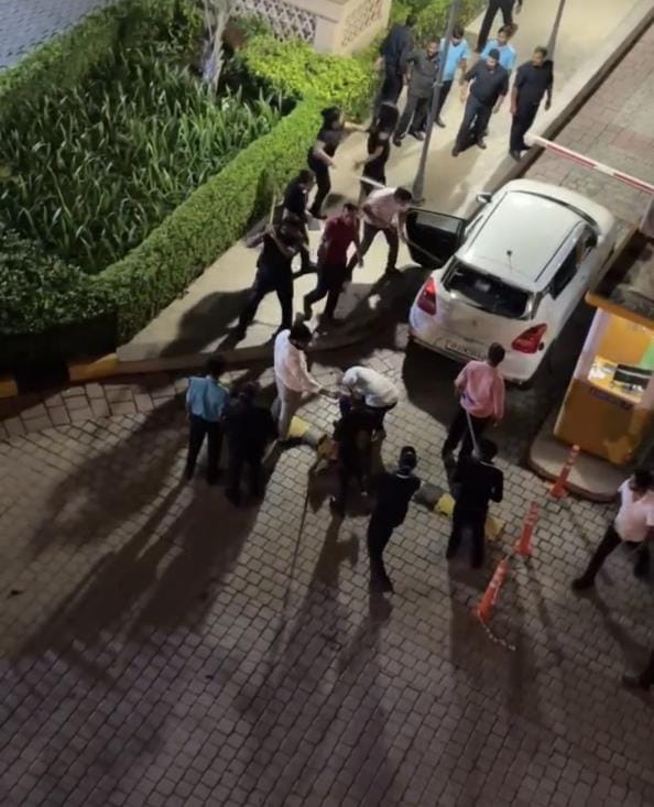 महिला डॉक्टर पर डंडों से हमला करने का वीडियो वायरल होने के बाद सुशांत गोल्फ सिटी स्थित मॉल के ब महिला डॉक्टर पर डंडों से हमला करने का वीडियो वायरल होने के बाद सुशांत गोल्फ सिटी स्थित मॉल के ब