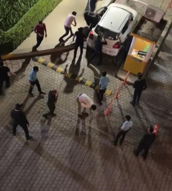 महिला डॉक्टर पर डंडों से हमला करने का वीडियो वायरल होने के बाद सुशांत गोल्फ सिटी स्थित मॉल के ब महिला डॉक्टर पर डंडों से हमला करने का वीडियो वायरल होने के बाद सुशांत गोल्फ सिटी स्थित मॉल के ब