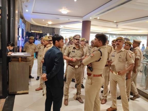 महिला डॉक्टर पर डंडों से हमला करने का वीडियो वायरल होने के बाद सुशांत गोल्फ सिटी स्थित मॉल के ब महिला डॉक्टर पर डंडों से हमला करने का वीडियो वायरल होने के बाद सुशांत गोल्फ सिटी स्थित मॉल के ब