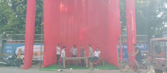 महेश्वरी देवी मंदिर में विराजी गणेश प्रतिमा में रंग भरता पेंटर विनोद। संवाद