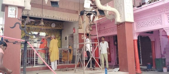 महेश्वरी देवी मंदिर में विराजी गणेश प्रतिमा में रंग भरता पेंटर विनोद। संवाद