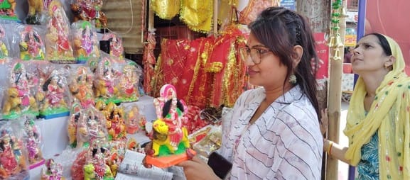 महेश्वरी देवी मंदिर में विराजी गणेश प्रतिमा में रंग भरता पेंटर विनोद। संवाद
