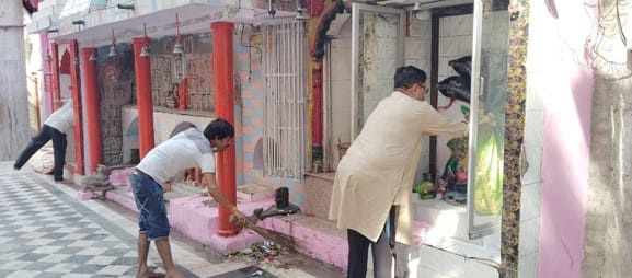 महेश्वरी देवी मंदिर में विराजी गणेश प्रतिमा में रंग भरता पेंटर विनोद। संवाद