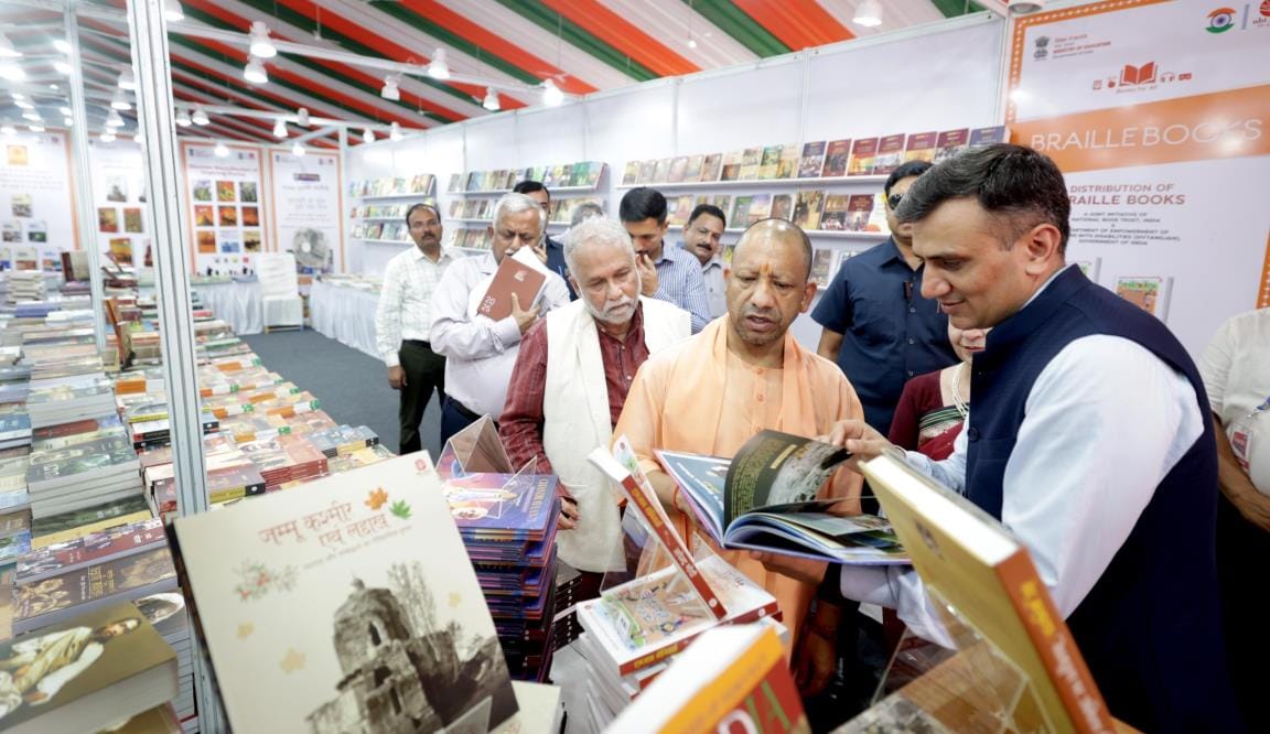 मुख्यमंत्री योगी आदित्यनाथ ने शनिवार को लखनऊ विश्वविद्यालय में चौथे गोमती पुस्तक मेले का उद्घाट मुख्यमंत्री योगी आदित्यनाथ ने शनिवार को लखनऊ विश्वविद्यालय में चौथे गोमती पुस्तक मेले का उद्घाट