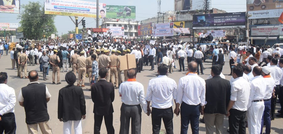 मेरठ..कंवलजीत..हाईकोर्ट बेंच की मांग को लेकर वकीलों ने बेगमपुल चौराहे पर किया प्रदर्शन व बनाई म मेरठ..कंवलजीत..हाईकोर्ट बेंच की मांग को लेकर वकीलों ने बेगमपुल चौराहे पर किया प्रदर्शन व बनाई म