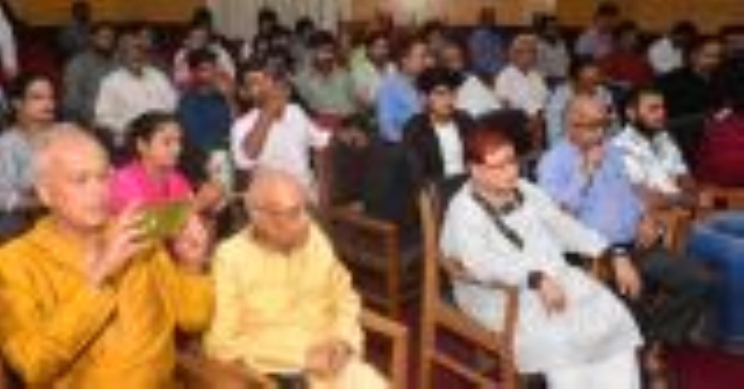 निशातगंज कैफे आजमी सभागार में आयोजित कार्यक्रम गुरु स्मृति सांस्क्रतिक संध्या में सरोद वांदन प निशातगंज कैफे आजमी सभागार में आयोजित कार्यक्रम गुरु स्मृति सांस्क्रतिक संध्या में सरोद वांदन प
