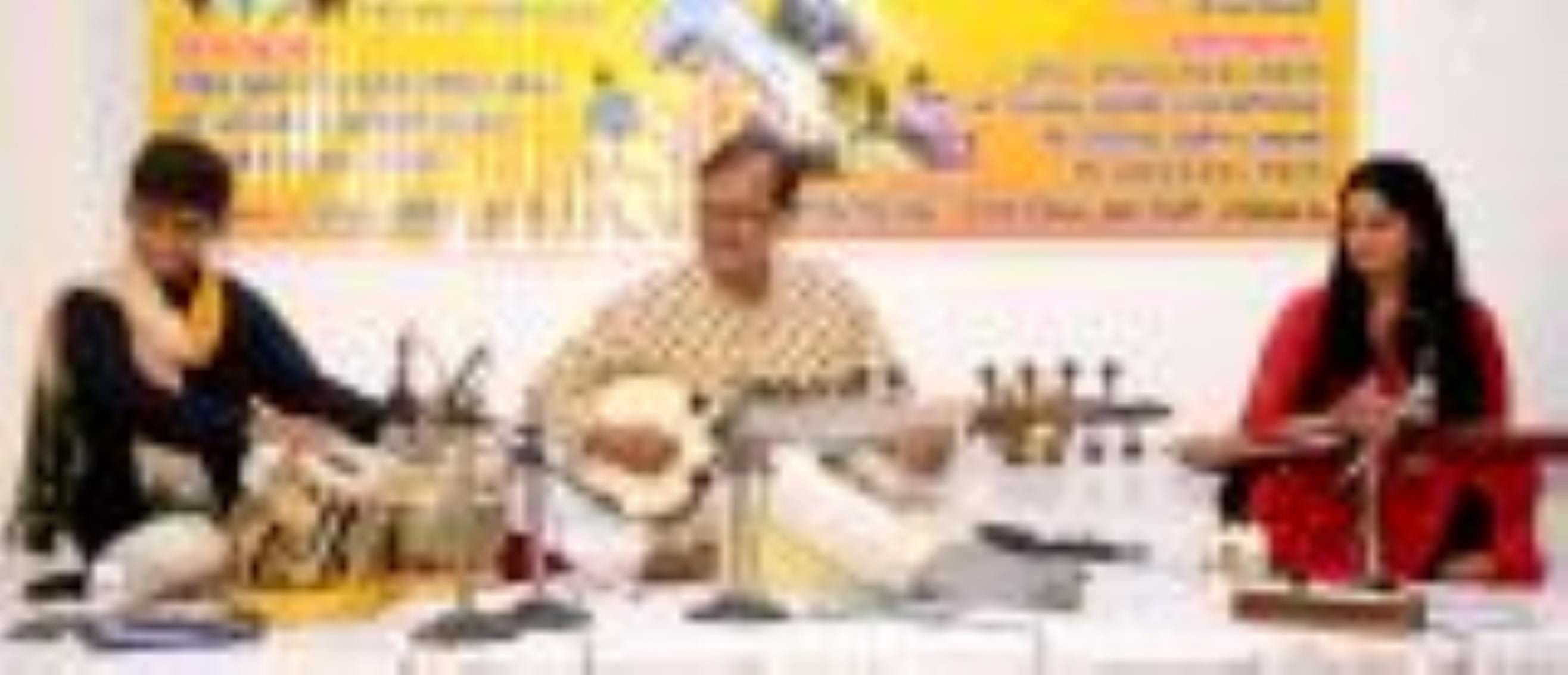निशातगंज कैफे आजमी सभागार में आयोजित कार्यक्रम गुरु स्मृति सांस्क्रतिक संध्या में सरोद वांदन प निशातगंज कैफे आजमी सभागार में आयोजित कार्यक्रम गुरु स्मृति सांस्क्रतिक संध्या में सरोद वांदन प
