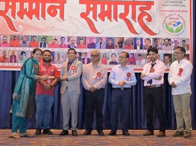 रक्तदान सेवा परिवार के स्थापना दिवस पर विजेता बच्चों को पुरस्कृत करते डीएसपी नरेश शर्मा। स्रोत रक्तदान सेवा परिवार के स्थापना दिवस पर विजेता बच्चों को पुरस्कृत करते डीएसपी नरेश शर्मा। स्रोत