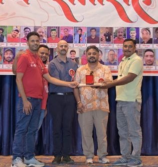 रक्तदान सेवा परिवार के स्थापना दिवस पर विजेता बच्चों को पुरस्कृत करते डीएसपी नरेश शर्मा। स्रोत रक्तदान सेवा परिवार के स्थापना दिवस पर विजेता बच्चों को पुरस्कृत करते डीएसपी नरेश शर्मा। स्रोत