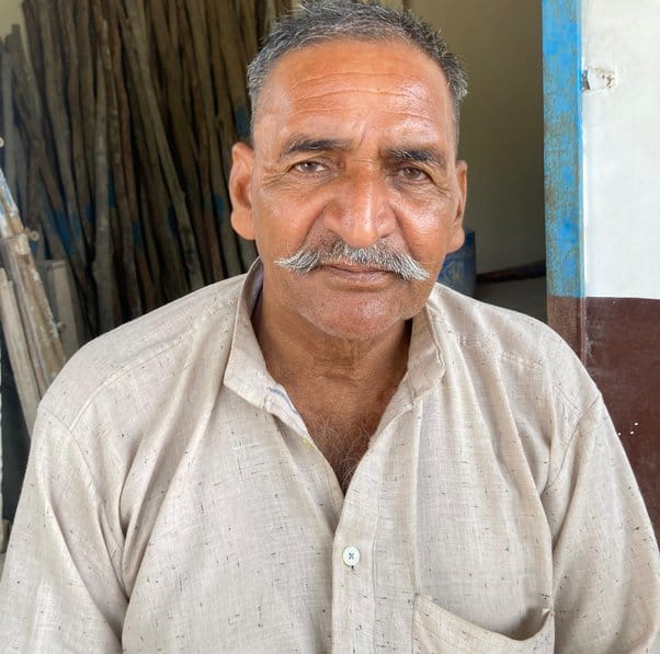 सौ फुटा रोड पर जलभराव के बीच से गुजरता वाहन चालक। सौ फुटा रोड पर जलभराव के बीच से गुजरता वाहन चालक।