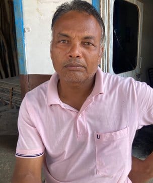सौ फुटा रोड पर जलभराव के बीच से गुजरता वाहन चालक। सौ फुटा रोड पर जलभराव के बीच से गुजरता वाहन चालक।