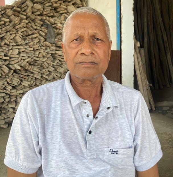 सौ फुटा रोड पर जलभराव के बीच से गुजरता वाहन चालक। सौ फुटा रोड पर जलभराव के बीच से गुजरता वाहन चालक।