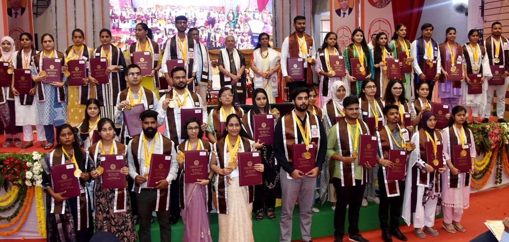 सहारनपुर के जनमंच में मां शाकुंभरी विश्वविद्यालय के दीक्षांत समारोह में स्वर्ण पदक के साथ विद्य सहारनपुर के जनमंच में मां शाकुंभरी विश्वविद्यालय के दीक्षांत समारोह में स्वर्ण पदक के साथ विद्य
