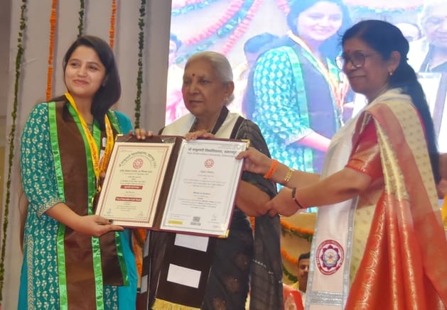 सहारनपुर के जनमंच में मां शाकुंभरी विश्वविद्यालय के दीक्षांत समारोह में स्वर्ण पदक के साथ विद्य सहारनपुर के जनमंच में मां शाकुंभरी विश्वविद्यालय के दीक्षांत समारोह में स्वर्ण पदक के साथ विद्य
