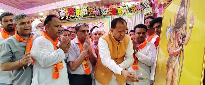 समाज के लोग मुख्यतिथि धर्मेंद्र भारद्वाज को फरसा देकर सम्मानित करते हुए। (परीक्षितगढ)
