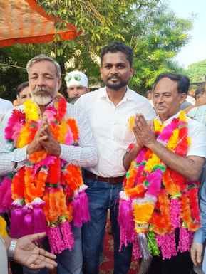 संपूर्णानगर में व्यापार मंडल चुनाव में वोट डालने के लिए खड़े व्यापारी। संवाद संपूर्णानगर में व्यापार मंडल चुनाव में वोट डालने के लिए खड़े व्यापारी। संवाद