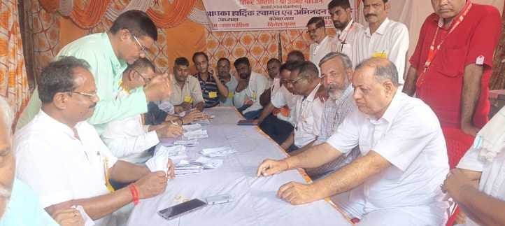 संपूर्णानगर में व्यापार मंडल चुनाव में वोट डालने के लिए खड़े व्यापारी। संवाद संपूर्णानगर में व्यापार मंडल चुनाव में वोट डालने के लिए खड़े व्यापारी। संवाद