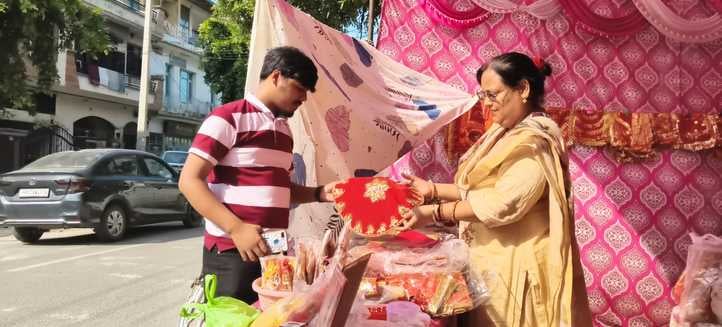 शोरूम में एक्टिवा पसंद करते ग्राहक। संवाद
